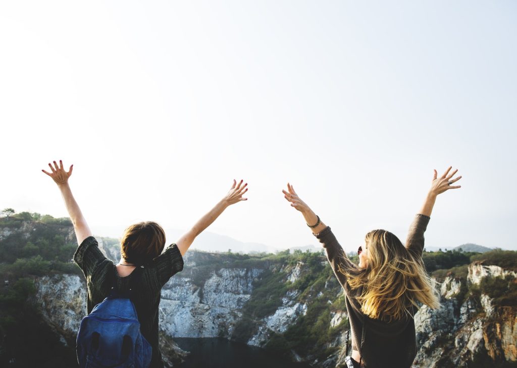 Young travelers_modern travel